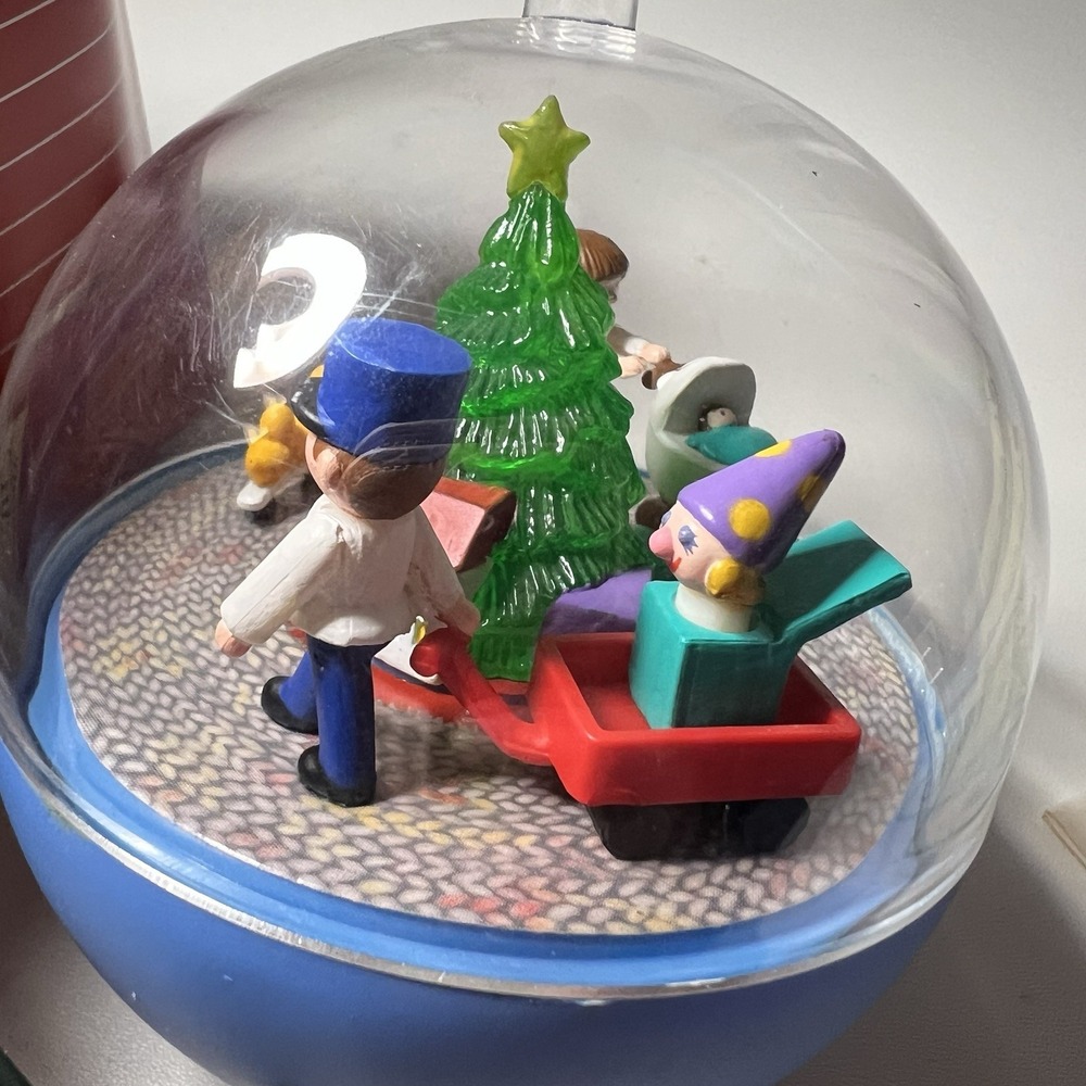 Hallmark Keepsake "Parade Of The Toys" 1988‎ Light And Motion Ornament